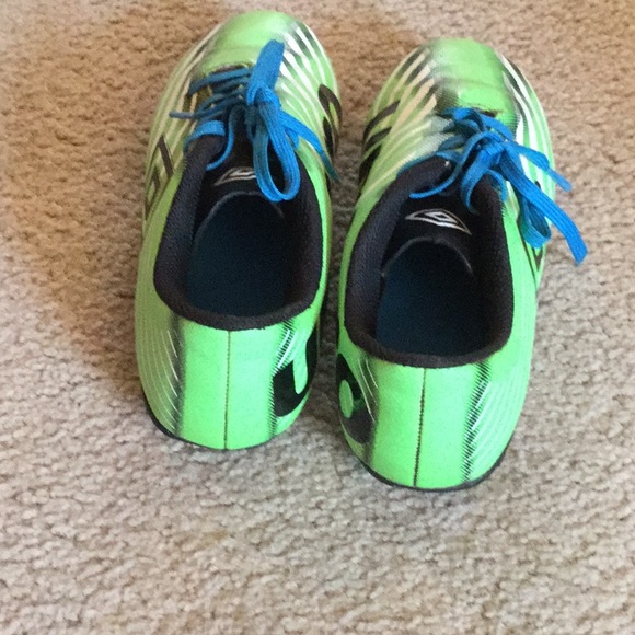 Umbro Boys Cleats - Picture 6 of 8
